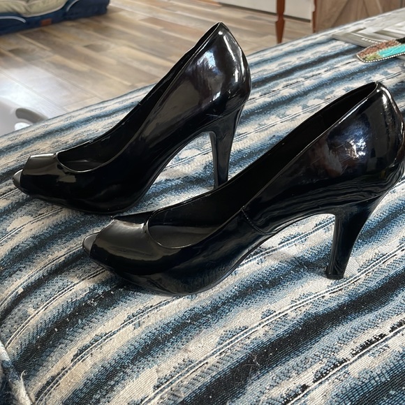 new directions Shoes - Like new: New Direction Patton leather black peekaboo pumps.